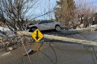 Une voiture sectionne un poteau d'Hydro Sherbrooke sur le boulevard Université